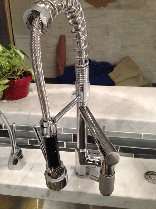 亲风格的kitchen-faucet-in-white-kitchen