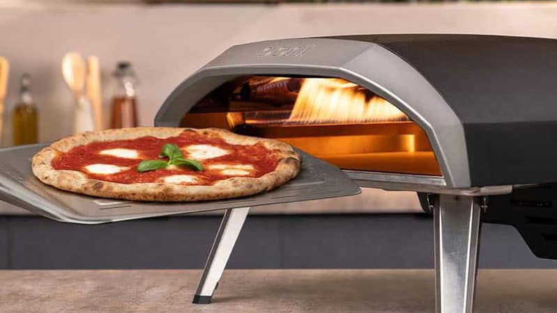 Ooni-koda-pizza-oven，带有薄薄的披萨