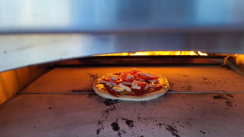 kalamazoo-artisan-pizza-oven-cooking-pizza