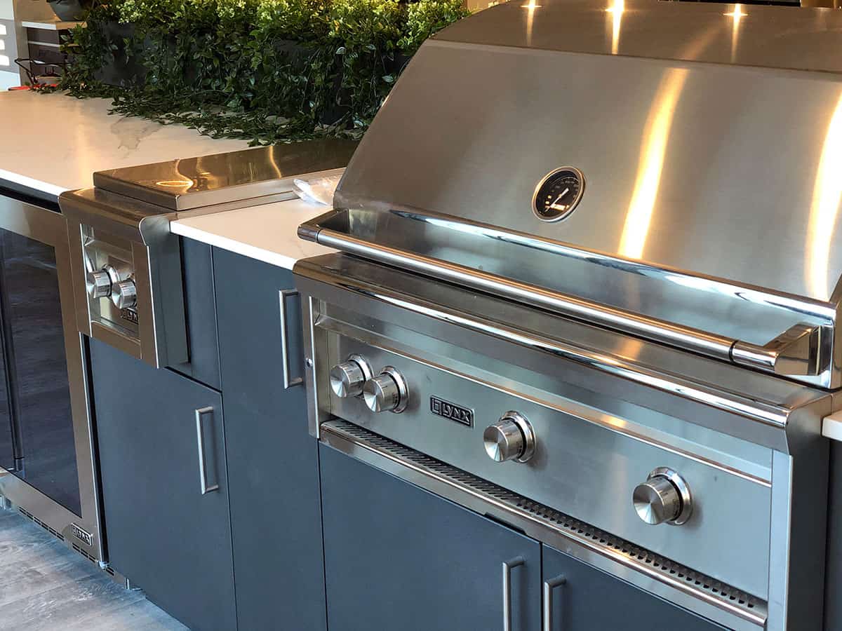 outdoor-bbq-kitchen-display-at-yale-appliance-hanover