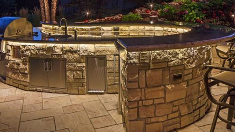 outdoor-kitchen-with-banister-lighting